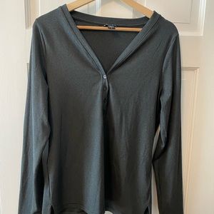 Athleta long sleeved v neck. Women’s large